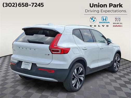 2025 Volvo XC40 Plus Bright Theme
