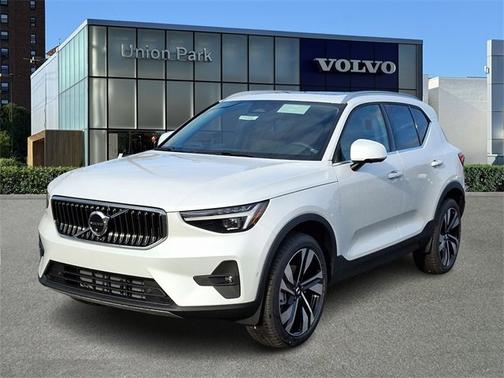 2025 Volvo XC40 Plus Bright Theme