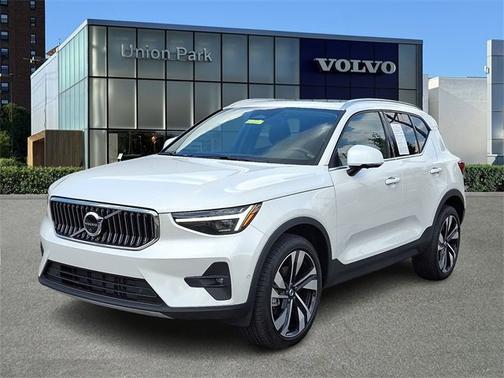 2025 Volvo XC40 Plus Bright Theme