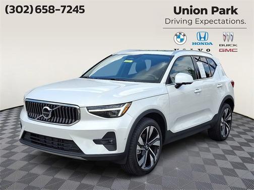2025 Volvo XC40 Plus Bright Theme