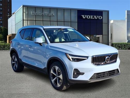 2025 Volvo XC40 Plus Bright Theme
