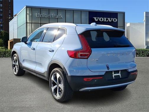 2025 Volvo XC40 Plus Bright Theme