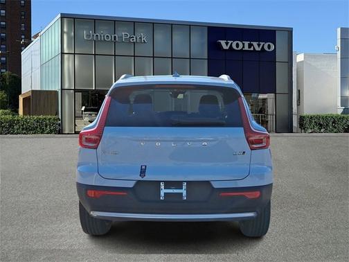 2025 Volvo XC40 Plus Bright Theme