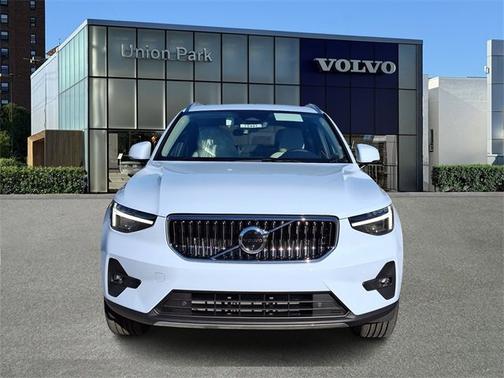 2025 Volvo XC40 Plus Bright Theme