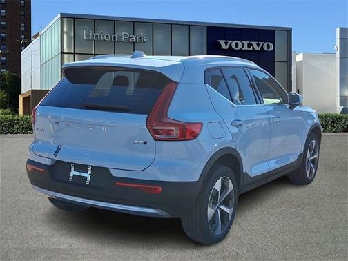 2025 Volvo XC40 Plus Bright Theme
