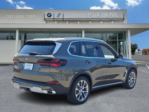 Manhattan Green Metallic 2026 BMW X5 xDrive50e