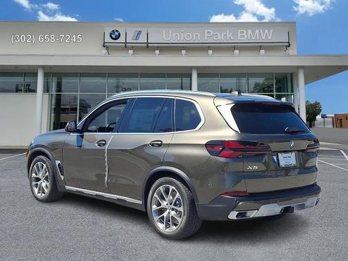 Manhattan Green Metallic 2026 BMW X5 xDrive50e