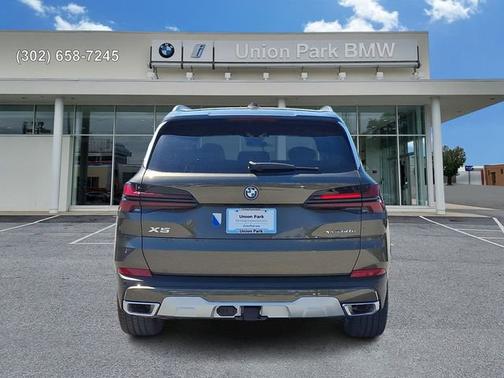 Manhattan Green Metallic 2026 BMW X5 xDrive50e
