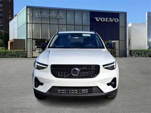 2025 Volvo XC40 Plus Dark Theme