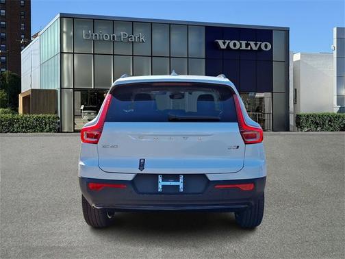 2025 Volvo XC40 Plus Dark Theme