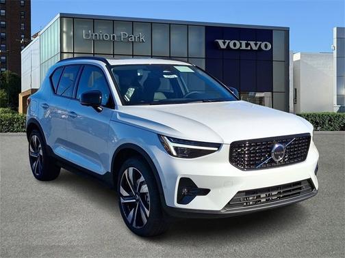 2025 Volvo XC40 Plus Dark Theme