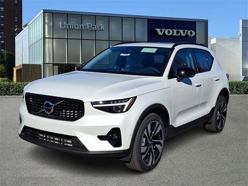 2025 Volvo XC40 Plus Dark Theme