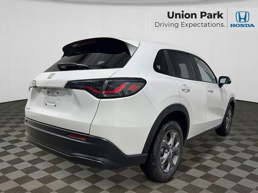 Platinum White Pearl 2026 Honda HR-V LX