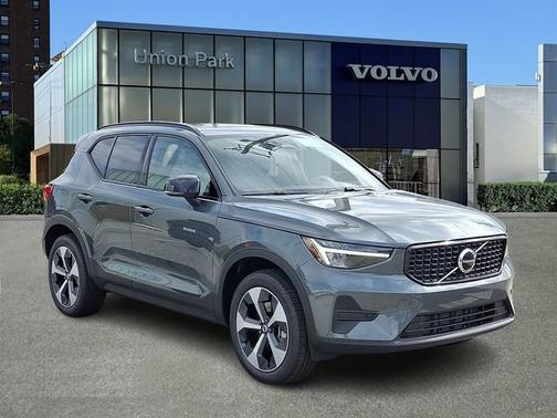 2026 Volvo XC40 Core