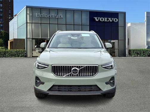2025 Volvo XC40 Ultra Bright Theme