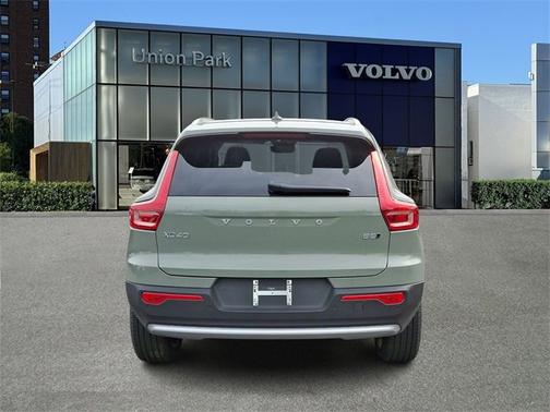 2025 Volvo XC40 Ultra Bright Theme