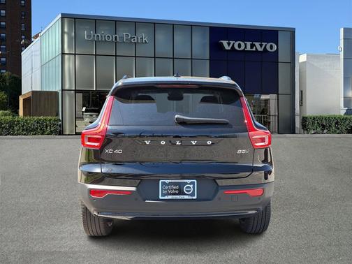 2024 Volvo XC40 Plus Dark Theme