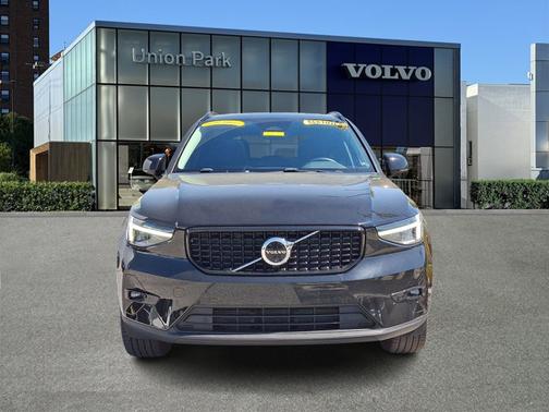 2024 Volvo XC40 Plus Dark Theme