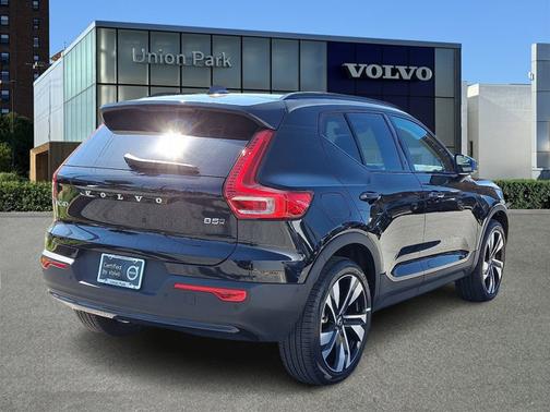 2024 Volvo XC40 Plus Dark Theme
