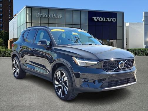 2024 Volvo XC40 Plus Dark Theme