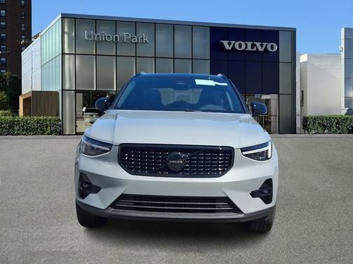Vapour Grey Metallic 2026 Volvo XC40 Ultra Black Edition