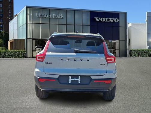 Vapour Grey Metallic 2026 Volvo XC40 Ultra Black Edition