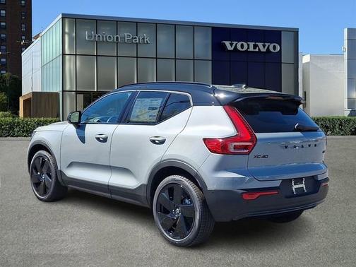Vapour Grey Metallic 2026 Volvo XC40 Ultra Black Edition
