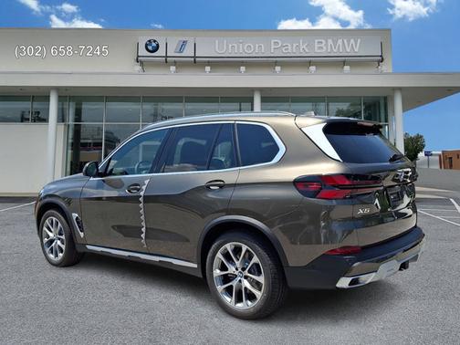 Manhattan Green Metallic 2026 BMW X5 xDrive40i