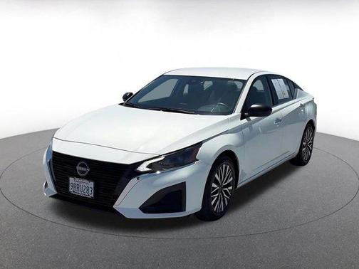 Glacier White 2025 Nissan Altima SV