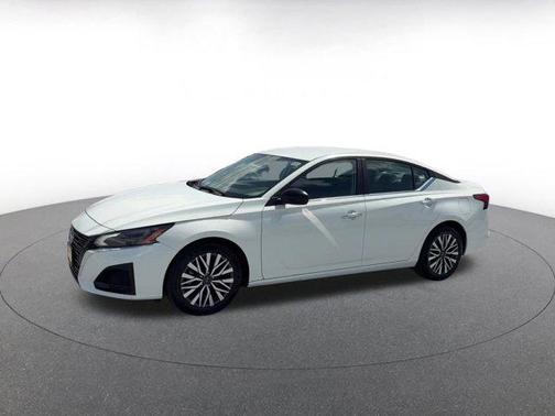 Glacier White 2025 Nissan Altima SV