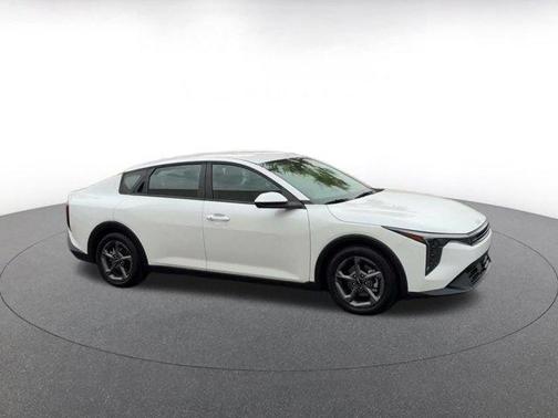 Snow White Pearl 2025 Kia K4