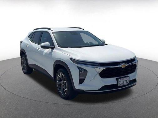Summit White 2025 Chevrolet Trax LT
