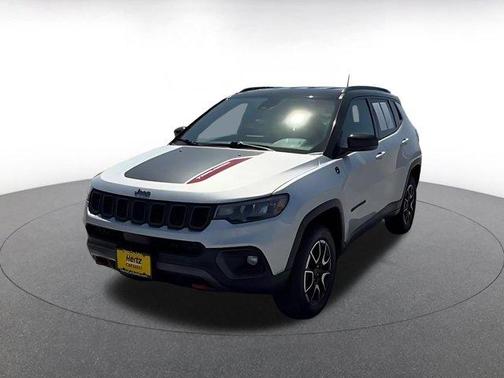 Silver Zynith 2025 Jeep Compass Trailhawk