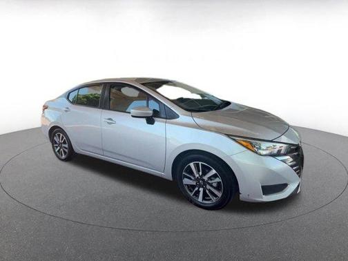 Brilliant Silver Metallic 2025 Nissan Versa 1.6 SV