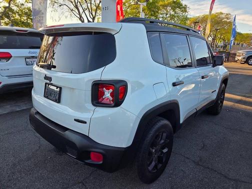 Alpine White 2017 Jeep Renegade Latitude