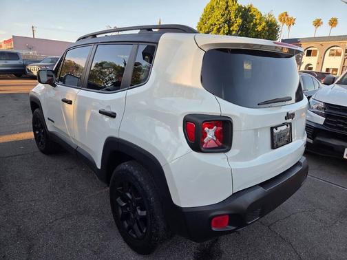 Alpine White 2017 Jeep Renegade Latitude