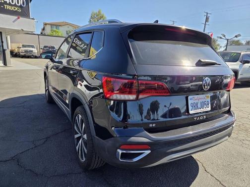Deep Black Pearl 2022 Volkswagen Taos 1.5T SE