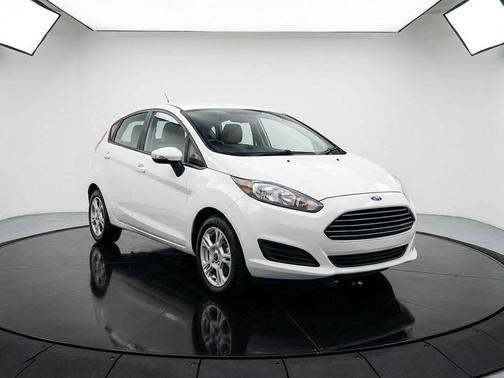 Oxford White 2015 Ford Fiesta SE