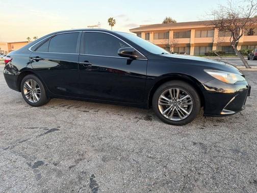 Midnight Black Metallic 2017 Toyota Camry SE