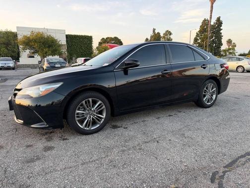 Midnight Black Metallic 2017 Toyota Camry SE