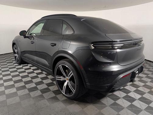 2026 Porsche Macan 4