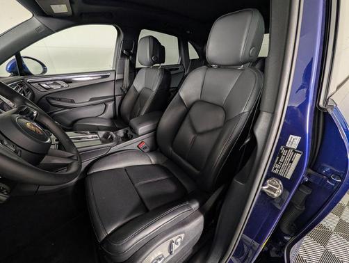 Gentian Blue Metallic 2026 Porsche Macan Macan