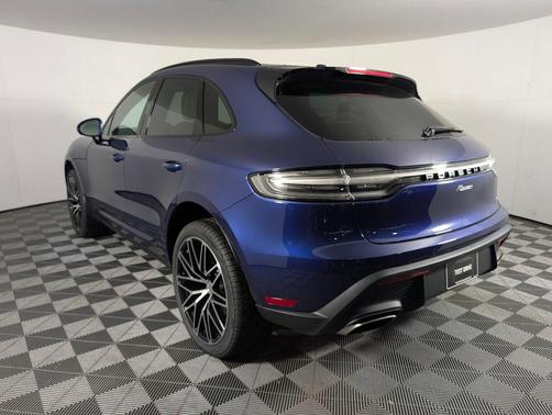Gentian Blue Metallic 2026 Porsche Macan Macan