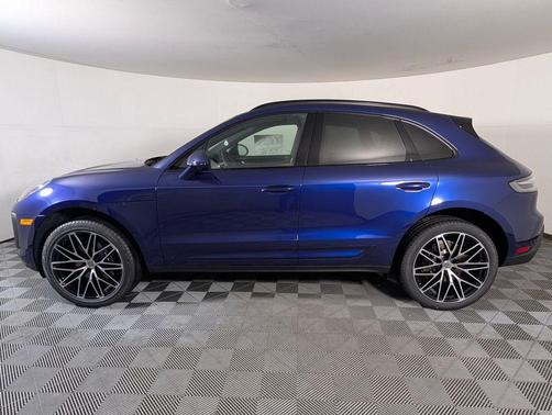 Gentian Blue Metallic 2026 Porsche Macan Macan