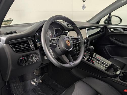 2025 Porsche Macan 2.0T