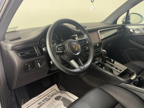 2025 Porsche Macan 2.0T