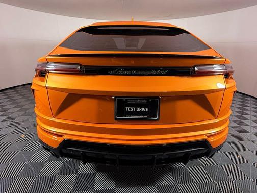 2022 Lamborghini Urus Pearl Capsule