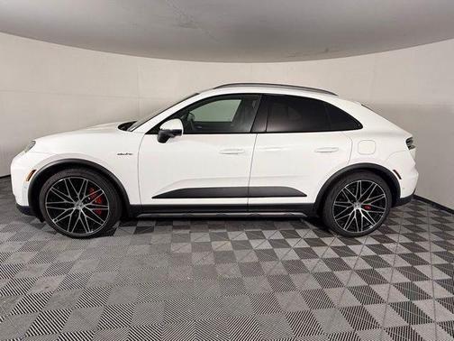 2025 Porsche Macan Base