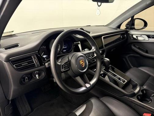 2022 Porsche Macan Base