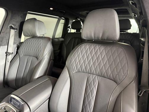 2025 BMW X7 M60i